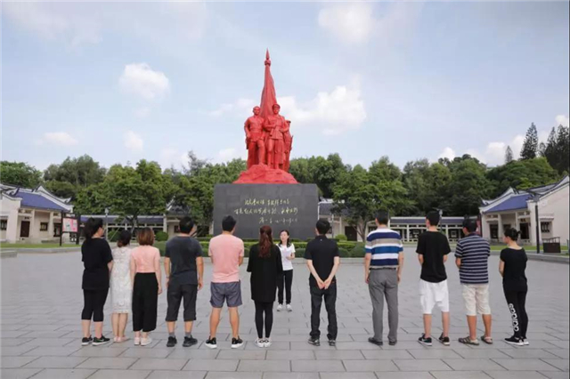 熊立书记介绍此次活动目的熊书记首先介绍了本次"七一"主题党日活动的