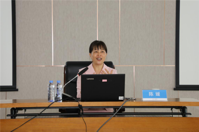 陈媛教授为师生讲述广西区情何清新院长对本次讲座进行总结,他认为国