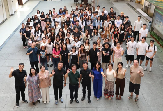 复旦大学廖圣清教授受邀到我院开展《智能传播时代国…